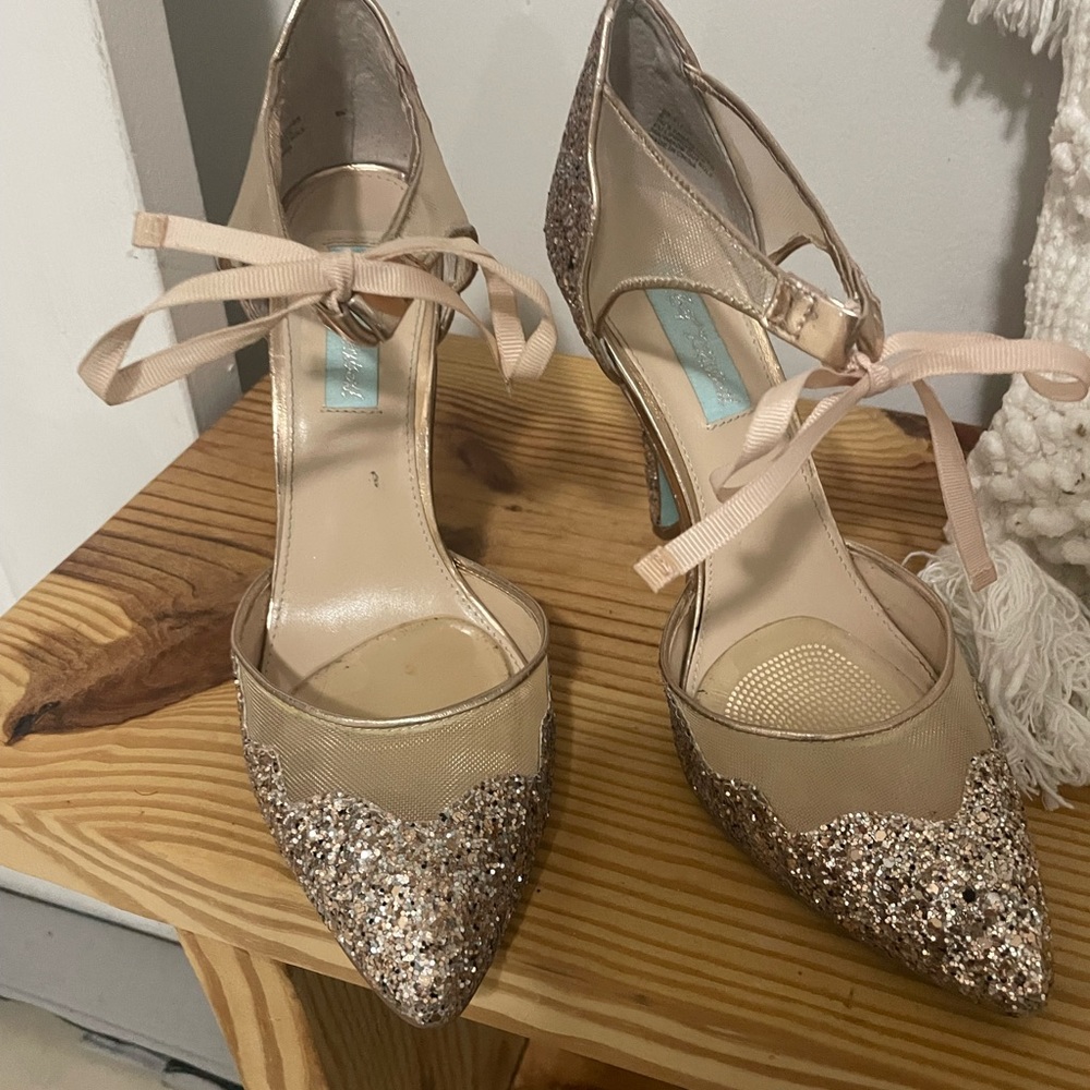 Beautiful party shoes , elegant and cute.